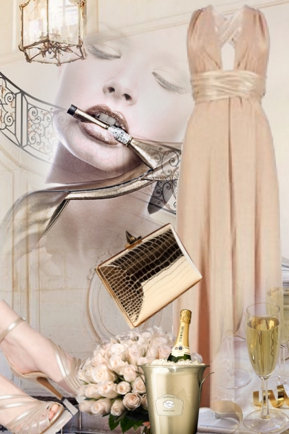 Ferskenfarget sid kjole med gull tilbehør- Combinazione di moda