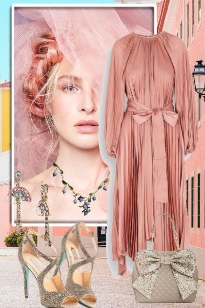 Aprikosfarget kjole og sølv tilbehør- Combinazione di moda
