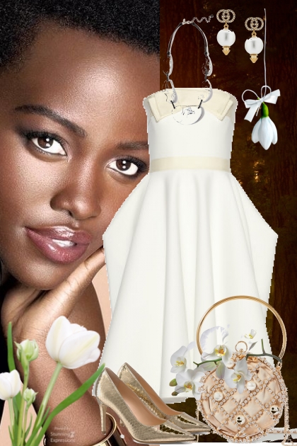 Hvit kjole og hvite smykker