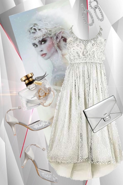Hvit kjole med sølv smykker 