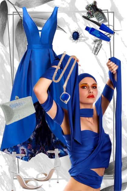 Blå kjole og tilbehør i sølv- Combinazione di moda