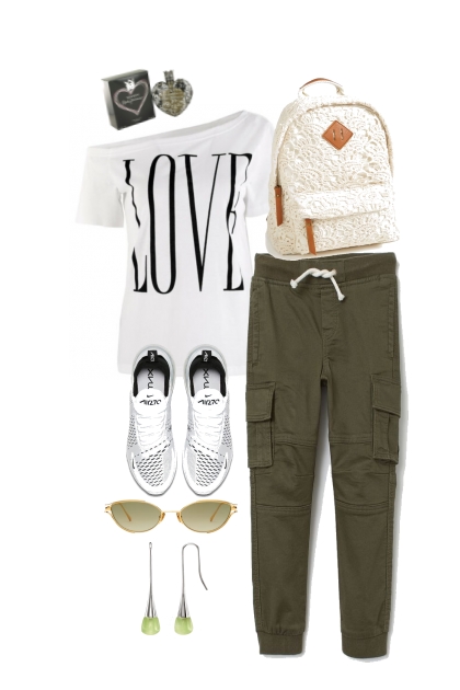 SNEAKERS AND TEES.- Combinazione di moda