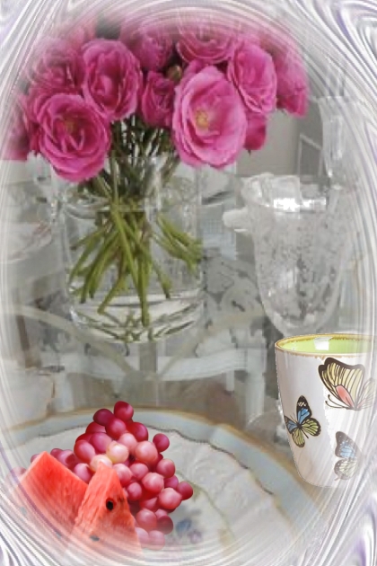 A table with a rose bunch- Combinazione di moda