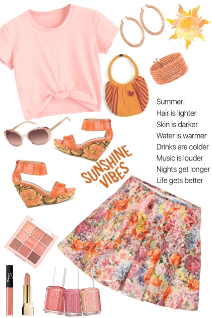 Flowered Shorts And Peach Top- Combinaciónde moda