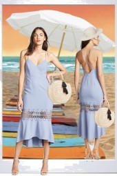 Blå kjole på stranda 