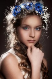 Jente med blå og hvite blomster
