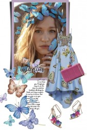 Blå kjole med sommerfugler og rosa veske