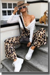 Trousers with animal print
