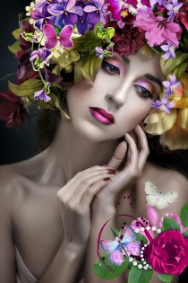 Jente med sommerfugler og blomster