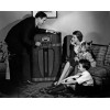 1930s family in front of the radio - Personas - 