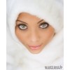 Model in White Fur - Modna pista - 