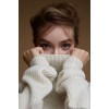 a girl in a warm sweater - Personas - 
