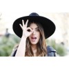 hat brunette runway look - Personas - 