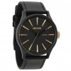 ニクソンNIXONTHESENTRYLEATHER（MATTEBLACK/GOLD） - Orologi - 