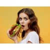 model eating burger - Personas - 