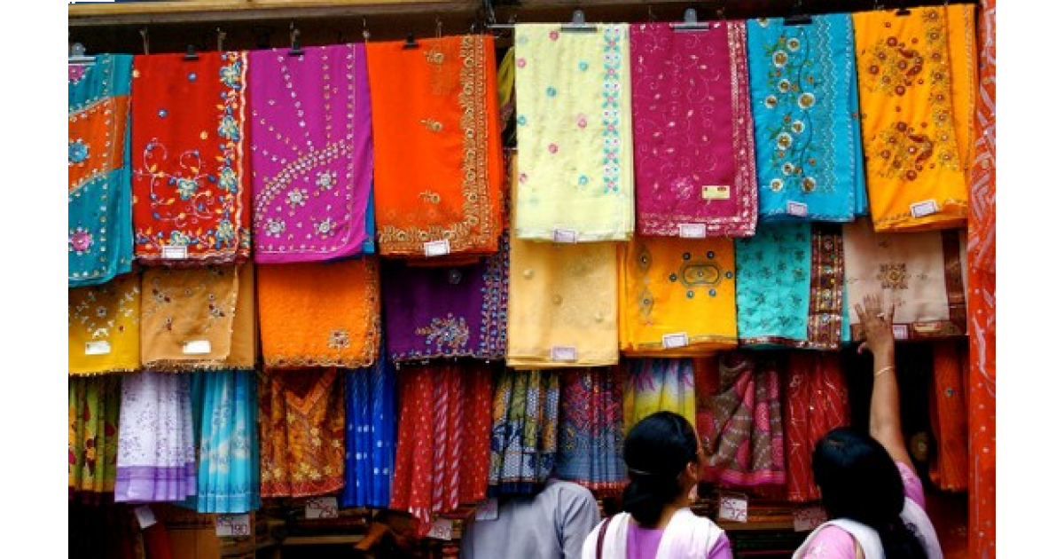 Индийский хлопок купить. Хлопчатобумажные ткани в Индии. Индийские хлопковые ткани. Индийские шелковые ткани. Индийский рынок тканей.