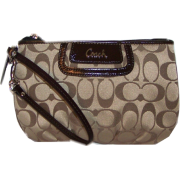 Coach Soho Signature Capacity Wristlet Clutch Bag Purse 45808 Khaki Mahogany - Bolsas com uma fivela - $149.99  ~ 128.82€