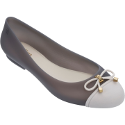 MELISSA Doll V Cap Toe Flat, Main, color - 平鞋 - 