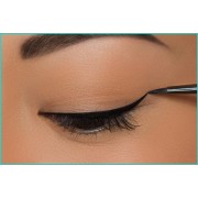 applying eyeliner makeup - Mis fotografías - 