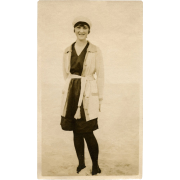 circa 1910s/1920s seaside beach photo - Personas - 