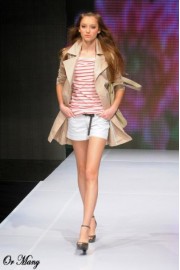 Or Many catwalk photos - Laufsteg - 